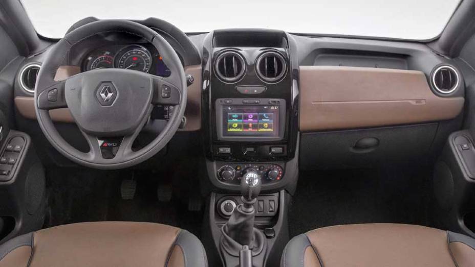 Versão Dynamique 4x4 tem painel bicolor e bancos em couro marrom | <a href="https://beta-develop.quatrorodas.abril.com.br/noticias/fabricantes/renault-duster-2016-estreia-novo-visual-852094.shtml" target="_blank" rel="migration">Leia mais</a>