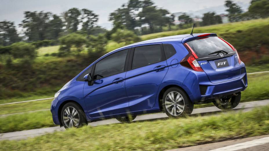 As lanternas em formato de cunha tem um prolongamento meramente estético nas colunas "C" | <a href="https://beta-develop.quatrorodas.abril.com.br/carros/lancamentos/novo-honda-fit-781163.shtml" rel="migration">Leia mais</a>