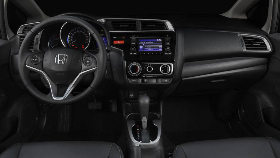 O interior ficou mais s&oacute;brio e mais bem acabado, com os comandos voltados para o motorista | <a href="https://beta-develop.quatrorodas.abril.com.br/carros/lancamentos/novo-honda-fit-781163.shtml" rel="migration">Leia mais</a>
