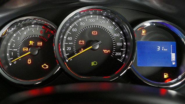 Simples e de f&aacute;cil leitura, quadro de instrumentos foi inspirado no do Fluence | <a href="https://beta-develop.quatrorodas.abril.com.br/carros/lancamentos/renault-sandero-787644.shtml" rel="migration">Leia mais</a>