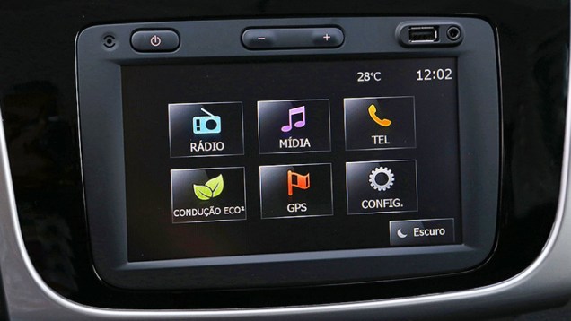 Sistema Media NAV 1.2 &eacute; o mesmo do sed&atilde;, incluindo fun&ccedil;&atilde;o de economia de combust&iacute;vel | <a href="https://beta-develop.quatrorodas.abril.com.br/carros/lancamentos/renault-sandero-787644.shtml" rel="migration">Leia mais</a>