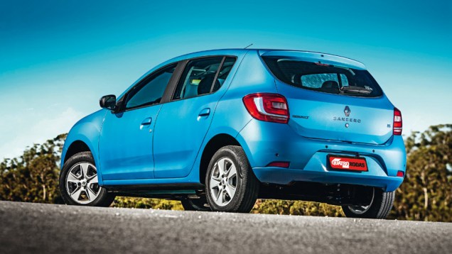 Se a frente &eacute; de Logan, a traseira lembra bastante outros modelos da mesma categoria, como Gol e Onix | <a href="https://beta-develop.quatrorodas.abril.com.br/carros/lancamentos/renault-sandero-787644.shtml" rel="migration">Leia mais</a>