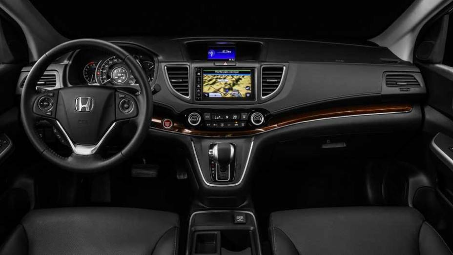 Por dentro, a Honda diz ter mudado o desenho do console central e oferece novas op&ccedil;&otilde;es de revestimento | <a href="https://beta-develop.quatrorodas.abril.com.br/noticias/fabricantes/honda-cr-v-reestilizado-chega-r-134-900-882983.shtml" target="_blank" rel="migration">Leia mais</a>