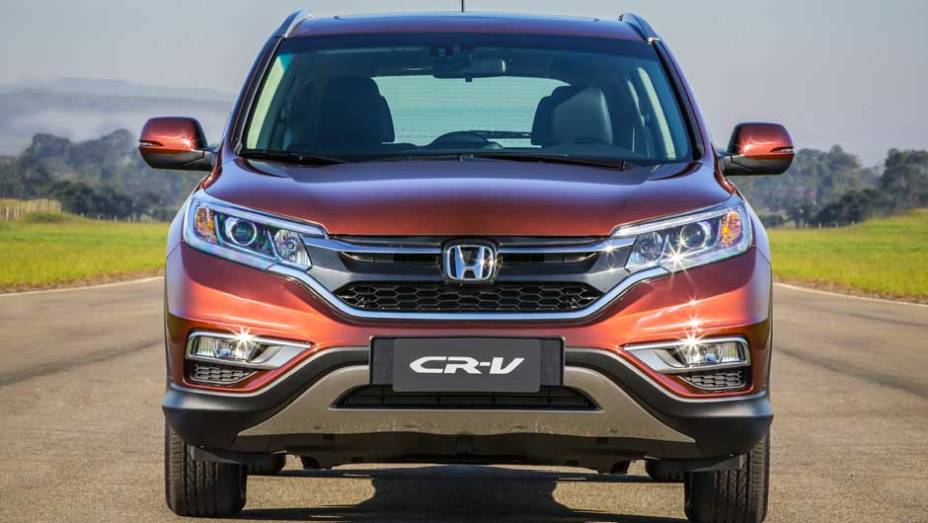 Visual dianteiro agora segue a identidade visual solid wing adotada pela Honda em seus modelos mais recentes | <a href="https://beta-develop.quatrorodas.abril.com.br/noticias/fabricantes/honda-cr-v-reestilizado-chega-r-134-900-882983.shtml" target="_blank" rel="migration">Leia mais</a>