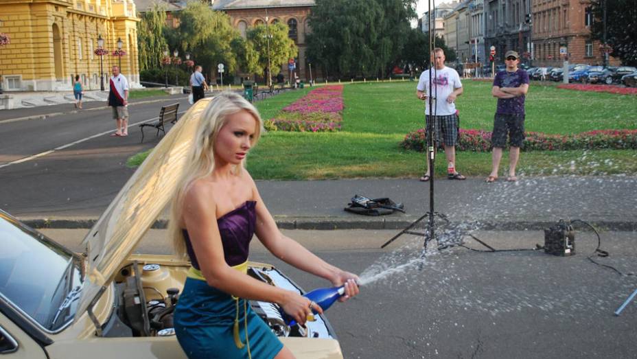 Alem&atilde; Mandy Lange, de 23 anos, &eacute; a estrela do calend&aacute;rio Miss Tuning 2012 da Tuning World Bodensee