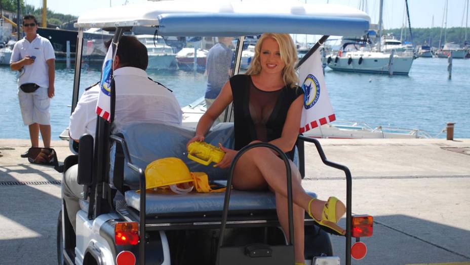 Alem&atilde; Mandy Lange, de 23 anos, &eacute; a estrela do calend&aacute;rio Miss Tuning 2012 da Tuning World Bodensee