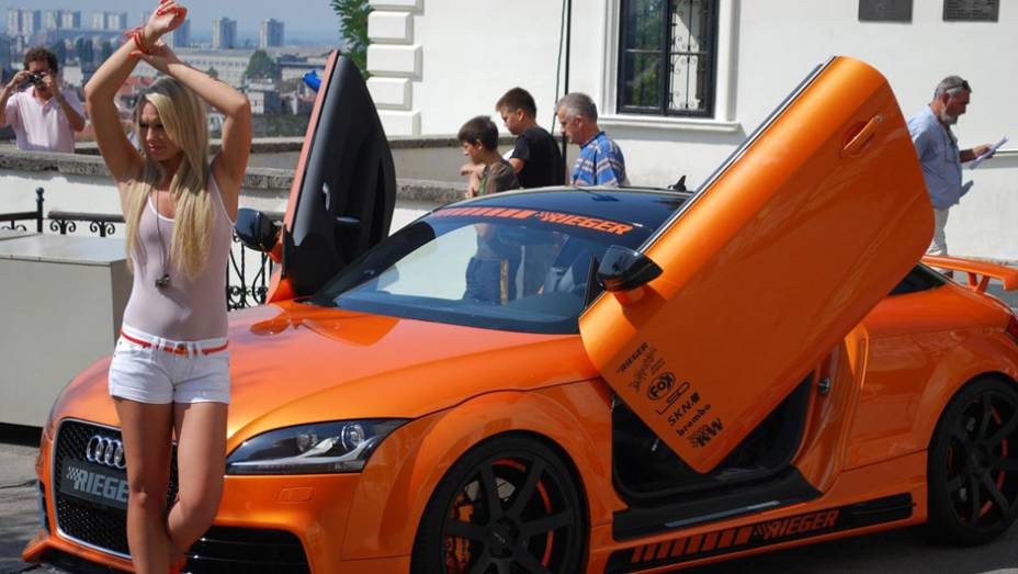 Alem&atilde; Mandy Lange, de 23 anos, &eacute; a estrela do calend&aacute;rio Miss Tuning 2012 da Tuning World Bodensee