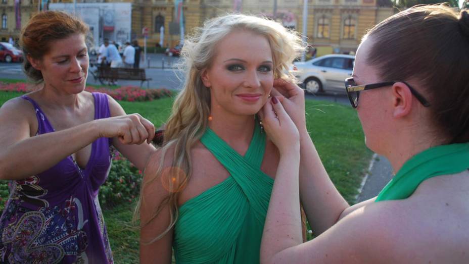 Alem&atilde; Mandy Lange, de 23 anos, &eacute; a estrela do calend&aacute;rio Miss Tuning 2012 da Tuning World Bodensee