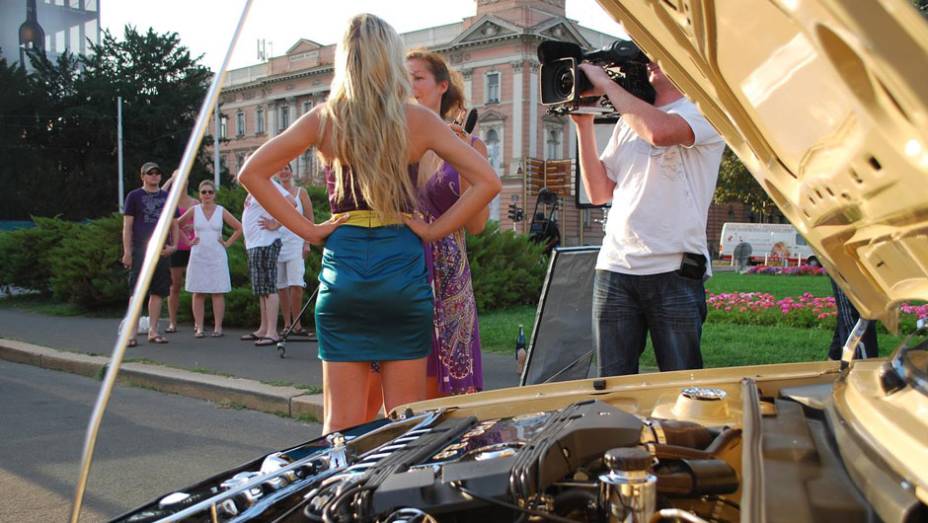 Alem&atilde; Mandy Lange, de 23 anos, &eacute; a estrela do calend&aacute;rio Miss Tuning 2012 da Tuning World Bodensee