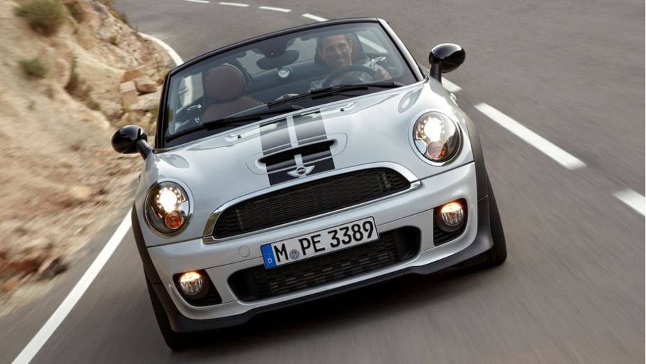 Olhando de frente, ele &eacute; a cara dos seus "irm&atilde;os" | <a href="https://beta-develop.quatrorodas.abril.com.br/noticias/mini-roadster-chega-r-132-950-318180_p.shtml" rel="migration">Leia mais</a>
