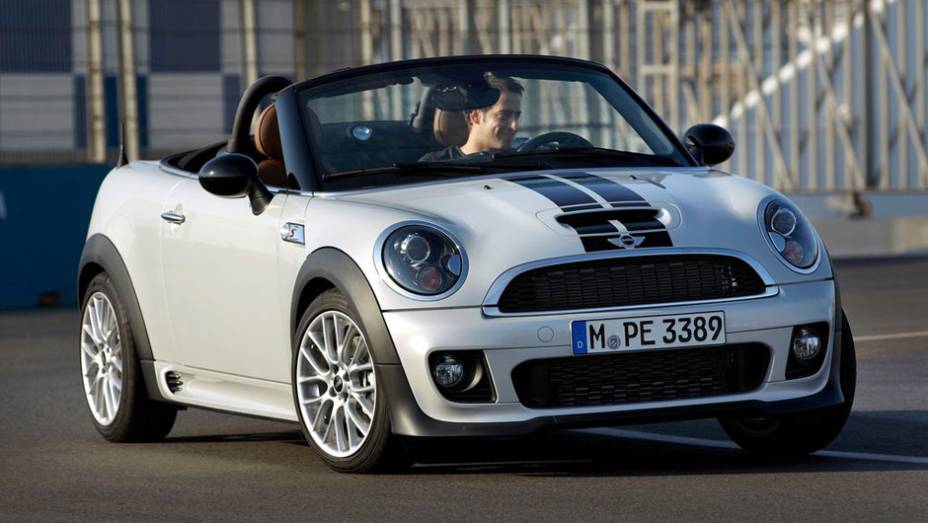 Só duas pessoas podem desfrutar a paisagem no MINI Roadster | <a href="https://beta-develop.quatrorodas.abril.com.br/noticias/mini-roadster-chega-r-132-950-318180_p.shtml" rel="migration">Leia mais</a>