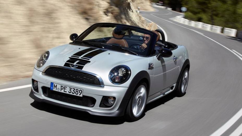 As faixas decorativas fazem parte do vasto pacote de personaliza&ccedil;&atilde;o oferecido pela marca | <a href="https://beta-develop.quatrorodas.abril.com.br/noticias/mini-roadster-chega-r-132-950-318180_p.shtml" rel="migration">Leia mais</a>