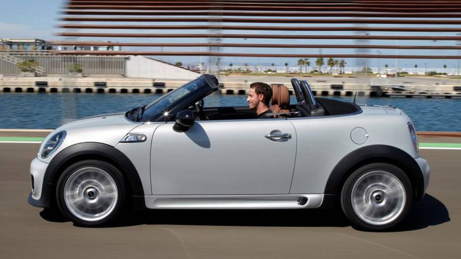 Pequeno e veloz, o MINI Roadster é uma boa pedida para quem gosta de dirigir | <a href="https://beta-develop.quatrorodas.abril.com.br/noticias/mini-roadster-chega-r-132-950-318180_p.shtml" rel="migration">Leia mais</a>