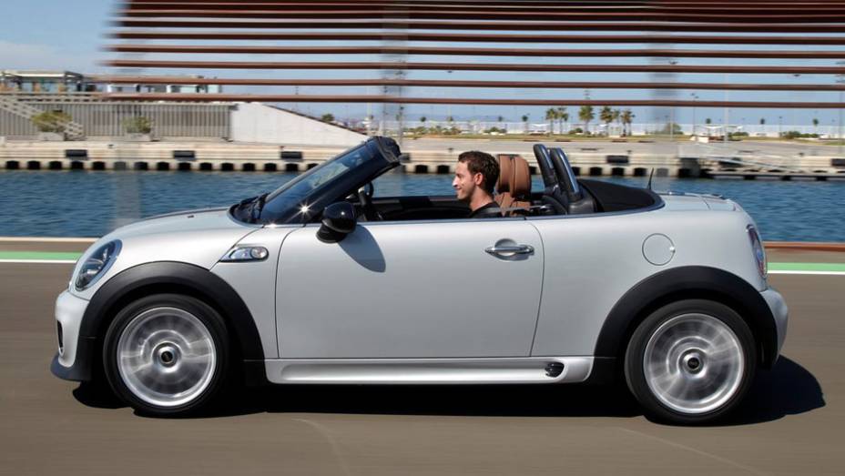 Pequeno e veloz, o MINI Roadster &eacute; uma boa pedida para quem gosta de dirigir | <a href="https://beta-develop.quatrorodas.abril.com.br/noticias/mini-roadster-chega-r-132-950-318180_p.shtml" rel="migration">Leia mais</a>