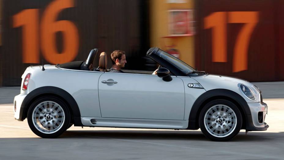 O Roadster é o primeiro carro de dois lugares da marca | <a href="https://beta-develop.quatrorodas.abril.com.br/noticias/mini-roadster-chega-r-132-950-318180_p.shtml" rel="migration">Leia mais</a>