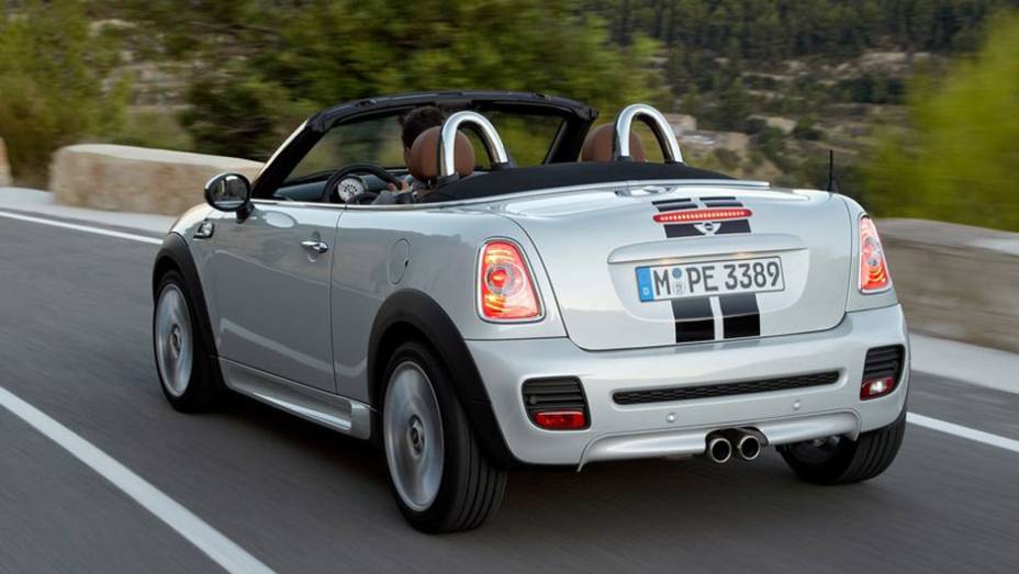 A traseira tamb&eacute;m &eacute; praticamente id&ecirc;ntica a da vers&atilde;o com teto | <a href="https://beta-develop.quatrorodas.abril.com.br/noticias/mini-roadster-chega-r-132-950-318180_p.shtml" rel="migration">Leia mais</a>