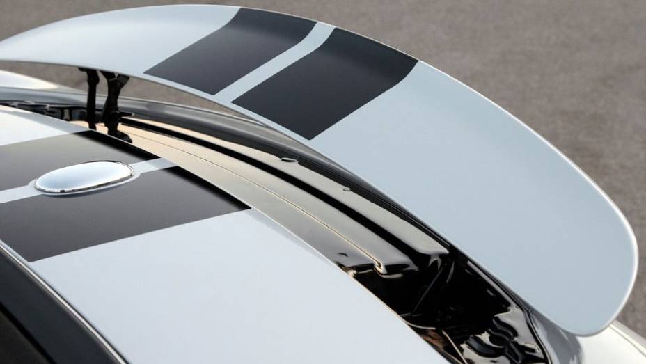 O aerof&oacute;lio traseiro se ergue acima dos 80 km/h | <a href="https://beta-develop.quatrorodas.abril.com.br/noticias/mini-roadster-chega-r-132-950-318180_p.shtml" rel="migration">Leia mais</a>