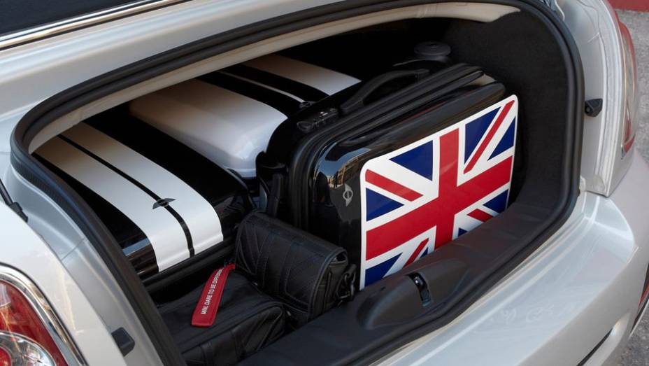 No porta-malas, capacidade de at&eacute; 240 litros | <a href="https://beta-develop.quatrorodas.abril.com.br/noticias/mini-roadster-chega-r-132-950-318180_p.shtml" rel="migration">Leia mais</a>