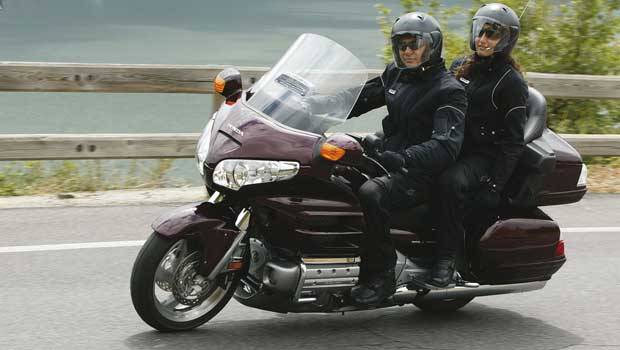Projeto quer proibir garupa em moto