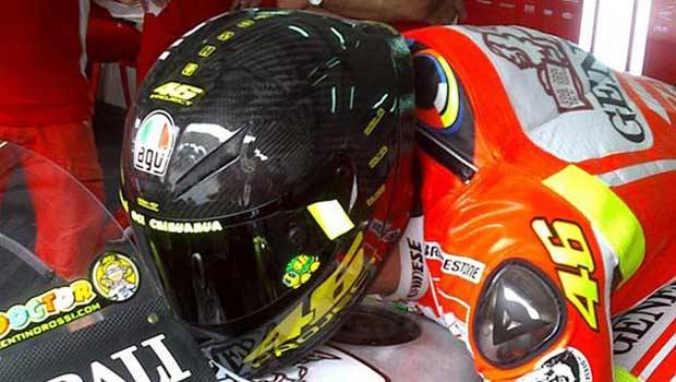 Capacete aerodinâmico de Rossi