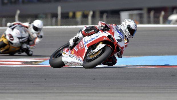 Mundial de Superbike: Carlos Checa faz dobradinha