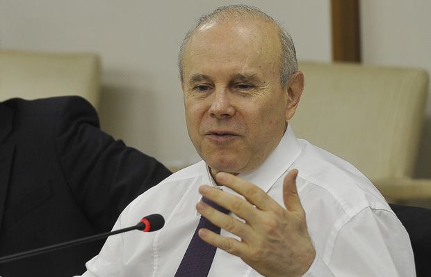 Reajuste do preço da gasolina na bomba será de 4%, diz Mantega