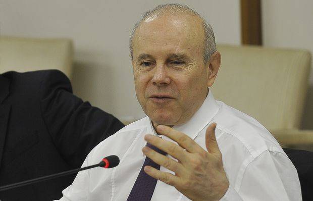 Ministro admite aumento no preço da gasolina em 2013