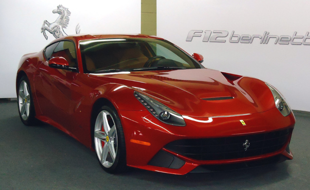 Ferrari lança F12berlinetta por R$ 2,4 milhões