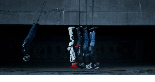 Marca de capacete faz Pêndulo de Newton humano