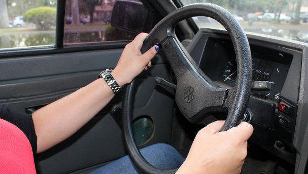 Homens e mulheres já pagam quase o mesmo por seguro de carro