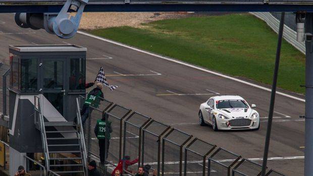 Aston Martin movido a hidrogênio completa volta em Nurburgring