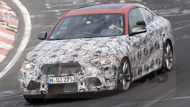 BMW testa M 235i nas pistas