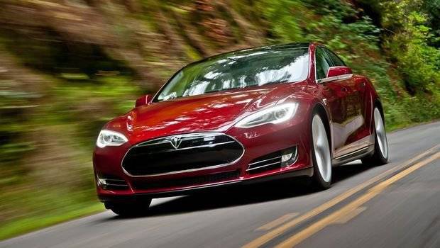 Tesla Model S terá sistema autônomo em 2015