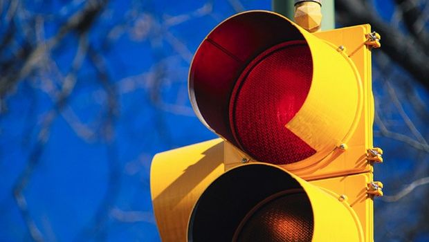 EUA: distração ao volante causa 7,3 milhões de infrações em sinal vermelho