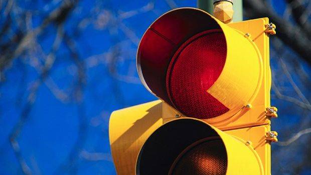 EUA: distração ao volante causa 7,3 milhões de infrações em sinal vermelho