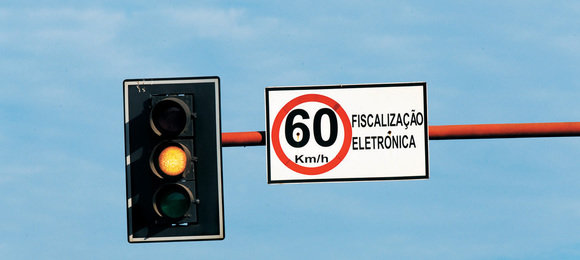 SP aprova semáforo amarelo piscante na madrugada