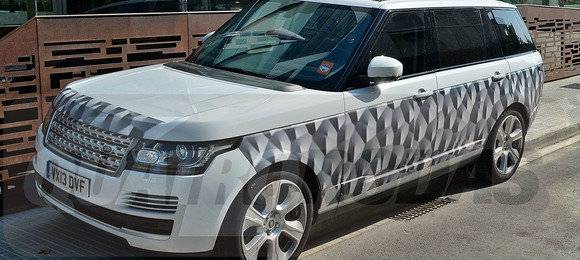 Range Rover alongado é flagrado em testes