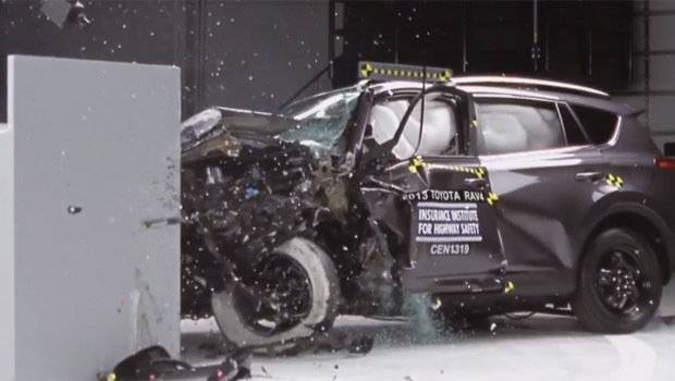 Toyota RAV4 vai mal em teste específico do IIHS