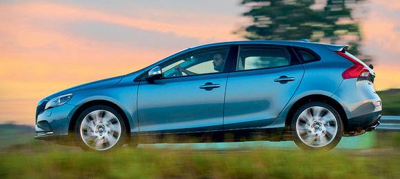 Volvo V40 T4 se garante na segurança contra Audi A3 e Mercedes Classe A