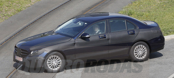 Novo Classe C roda quase sem disfarces