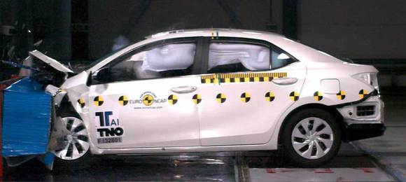 Novo Corolla vai bem em crash-test