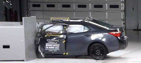 EUA: Novo Corolla decepciona em crash-test