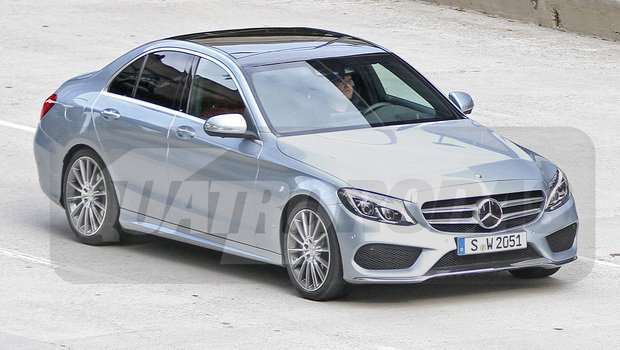 Novo Mercedes-Benz Classe C aparece sem camuflagem