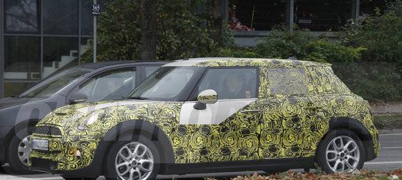 MINI Cooper cinco portas é flagrado com menos disfarces