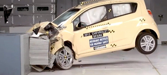 IIHS reprova compactos em teste de colisão