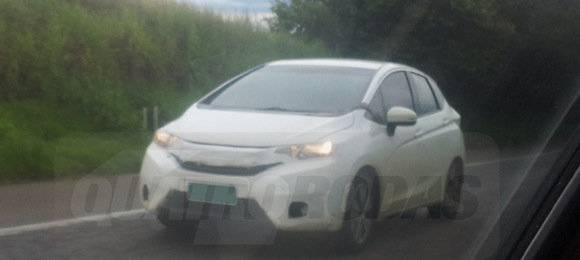 Novo Honda Fit é flagrado em testes