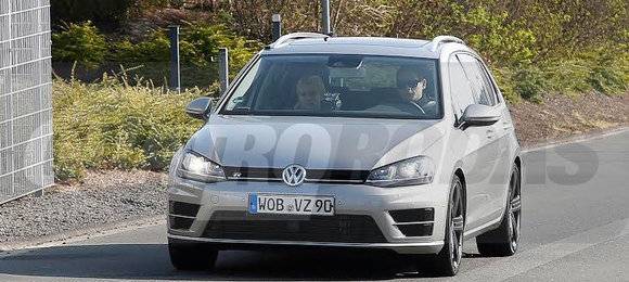 Volkswagen Golf R Variant é flagrada em testes
