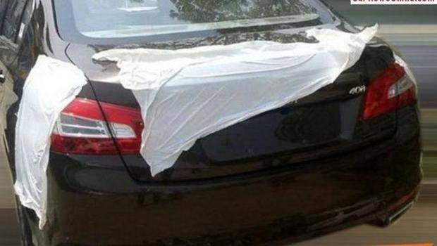 Novo Peugeot 408 é flagrado quase sem disfarces na China