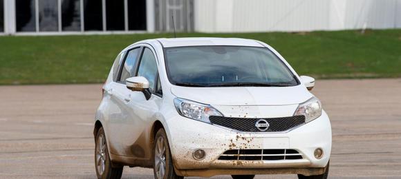 Nissan testa pintura que repele lama, sujeira e chuva