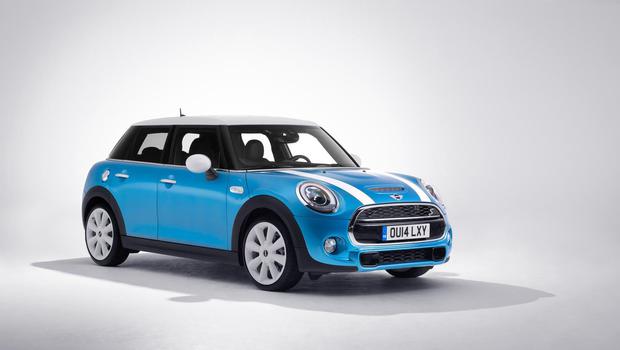 MINI revela seu primeiro hatch com cinco portas